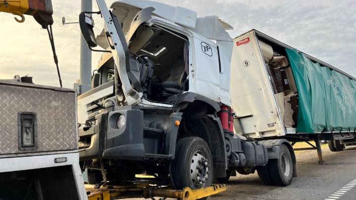 Fuerte choque entre camiones en la Autopista cerca de Sauce Viejo: un camionero quedó atrapado
