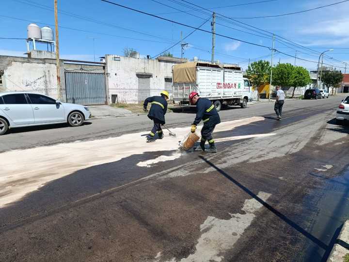 Tras un choque un camión derramó gasoil en Mariano Moreno