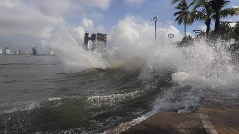 Registran playas de Mazatlán fuerte oleaje y obliga a resguardar pangas y mobiliario