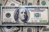 En la previa electoral, el dólar se recalentó, rozó el techo de la banda y cerró a $1465