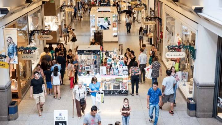 El consumo no repunta: el Indec informó que en shoppings la caída fue del 1,9% interanual