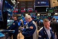 Recupera Dow 400 puntos tras alivio por comentarios de Trump