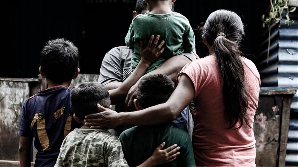 Miles de niños y adolescentes abandonados en El Salvador