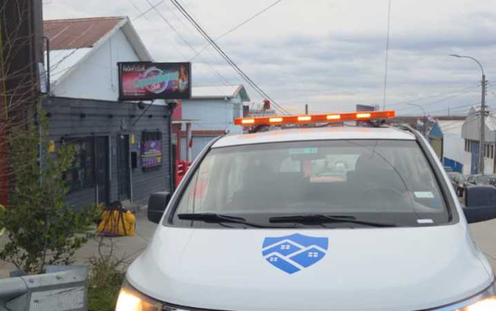 Sujetos agredidos con golpes y gas pimienta a las afueras de local nocturno