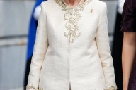 La reina Sofía elige traje con chaqueta joya y collar de perlas