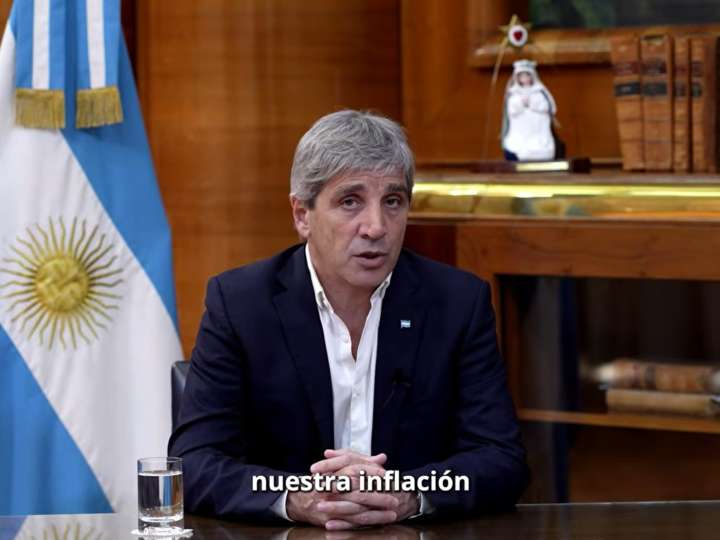 Tras la intervención del BCRA para frenar al dólar, Caputo aseguró que no se modificará el esquema de bandas cambiarias