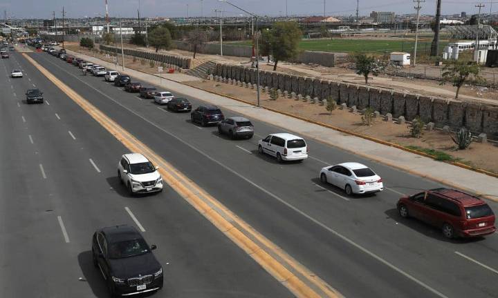 Largas filas en cruces en la frontera norte de México por el cierre del Gobierno en EEUU