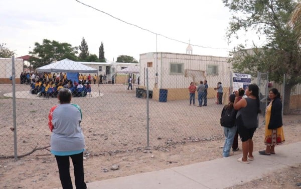 Ante falta de salones, alumnos toman clases al aire libre en Riveras del Bravo