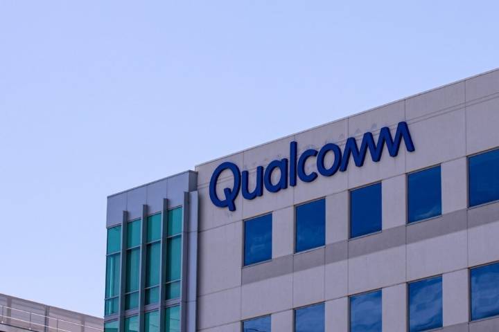 Acciones de Qualcomm (QCOM) suben mientras analistas se dividen sobre su entrada en chips de IA