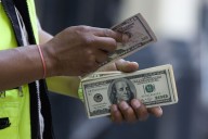 Dólar volvió a caer y cerró la jornada en S/3.426