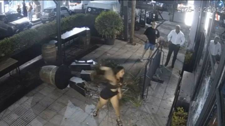 Violenta pelea en un boliche de Lanús: destrozos y una empleada herida en la cabeza