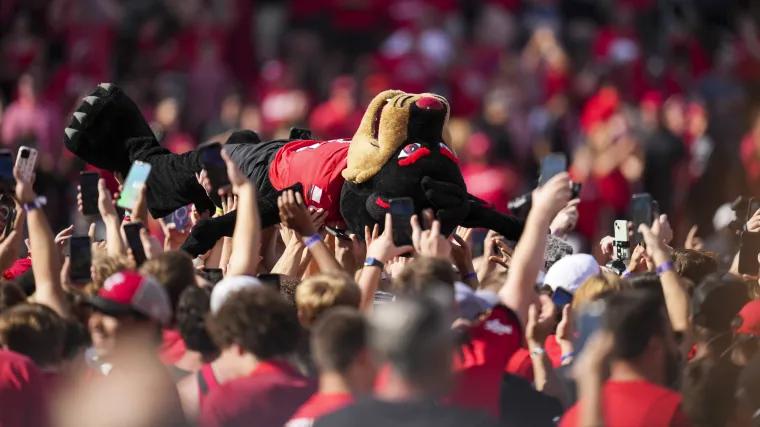 Cincinnati upsets No. 14 Iowa State for best win in two decades