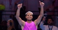 Alcaraz da su particular exhibición y espera a Sinner o Djokovic