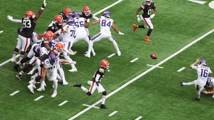 Vikings missed field goal apparently struck a cable