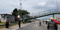 Un camión chocó contra un puente peatonal en la avenida General Paz y lo derrumbó