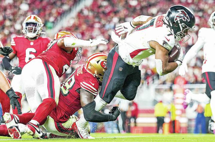 NFL roundup: Christian McCaffrey dominates as 49ers clip Falcons