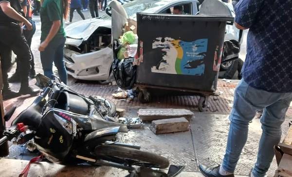Brutal accidente en Córdoba: un conductor se subió a la vereda y hay 7 personas