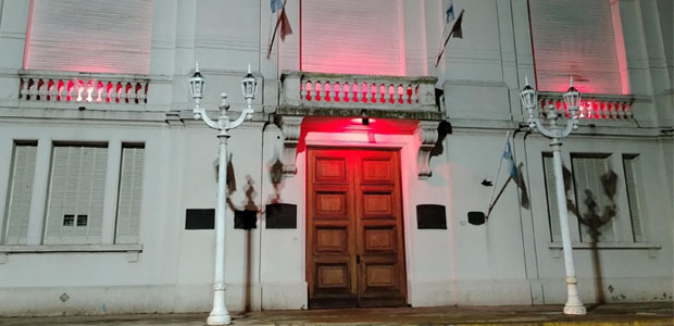 La Municipalidad de General Villegas esta noche fue iluminada de rojo, el motivo