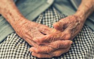El precio invisible del cuidado de  adultos mayores