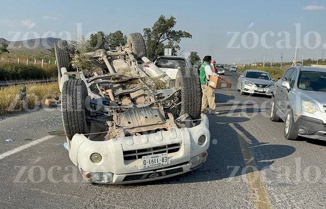 Conductor se duerme al volante y vuelca en la carretera Saltillo Zacatecas
