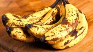 Durante 16 días. El truco casero e infalible que de verdad conserva las bananas frescas y amarillas