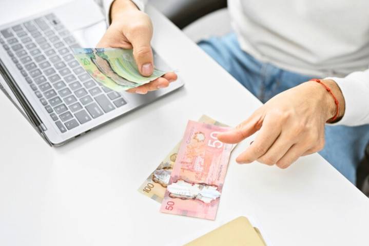3 ways Canadians will get money from the government in October