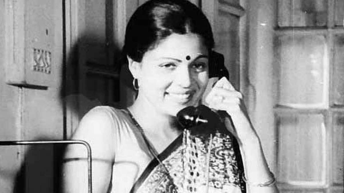 Before She Was Everyone’s On-Screen Mom, She Was Behind A Bank Counter. Can You Guess Her Name?