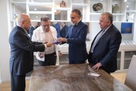 Ministros Benedetti y Montealegre se reconciliaron con un “café de la paz”