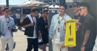Video: Jugadores del América le obsequian jersey a Max Verstappen