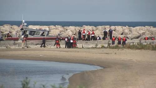 Chicago water rescue: Woman rescued, man missing in Lake Michigan at 77th Street near Rainbow Beach, CFD says
