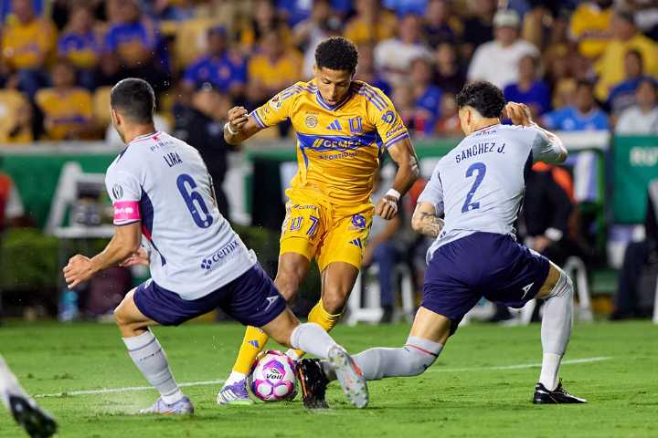 Lo mejor de la J12:Tigres y Cruz Azul brindaron una batalla en el Volcán, que terminó en igualada
