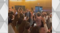 Euforia, risas y aplausos: la reacción del director del Sabadell tras fracasar la OPA hostil del BBVA