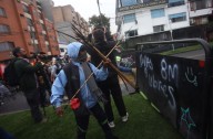 Cuatro uniformados resultaron heridos con flechas durante manifestaciones indígenas en Bogotá