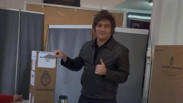 Milei votó en Almagro y no hizo declaraciones