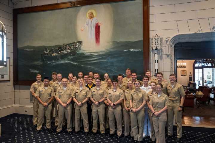 Academia de la Marina restaura histórica pintura "Cristo sobre las aguas" retirada por administración Biden