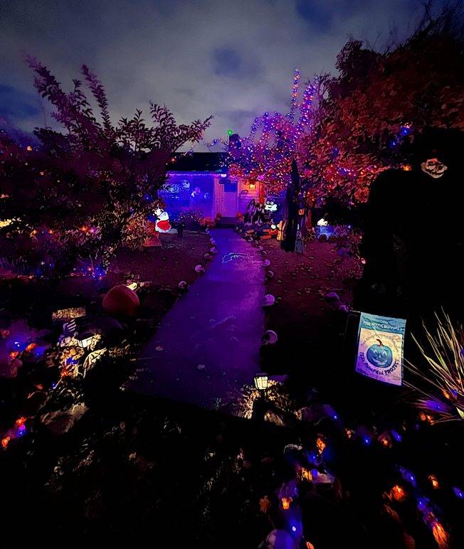 West Seattle Blog… | TONIGHT’S DECORATION SPOTLIGHT ‘Alki Halloween Town’