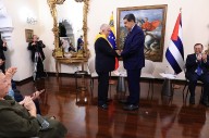 Maduro otorga Orden Francisco de Miranda al embajador de Cuba