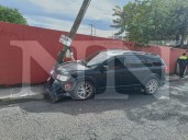CONDUCÍA COMO SI NADA Y CHOCÓ DERRIBANDO UN POSTE EN XALISCO