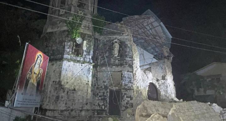 Terremoto en Filipinas derrumba templo, pero imagen de Santa Rosa queda intacta
