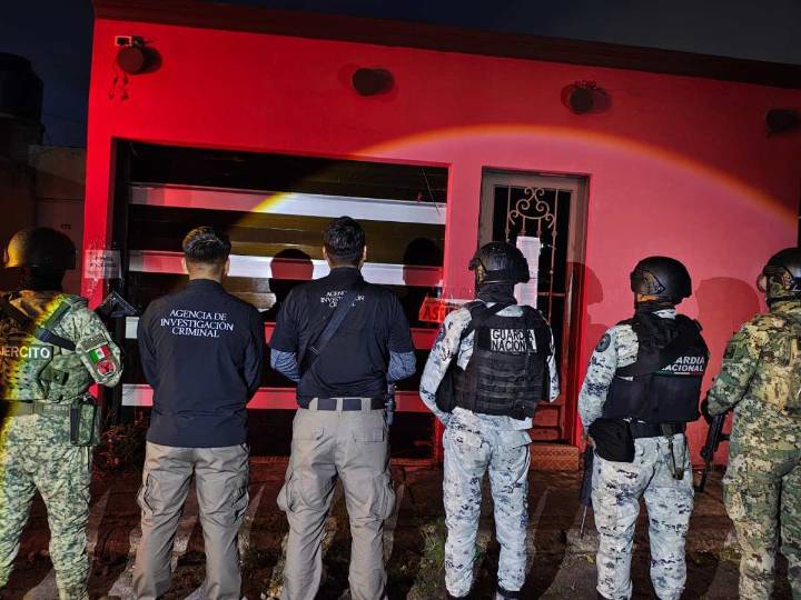 SALÍA DE UNAS CASAS CON VESTIMENTA TÁCTICA EN VISTAS DE LA CANTERA