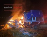 CAMIONETA ARDIÓ EN LLAMAS A UN COSTADO DE LA CARRETERA TOLUCA