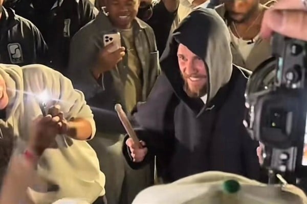 Video.- Se une Justin Bieber a banda sinaloense en Los Ángeles