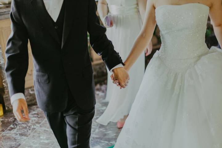Boda sangrienta: un accidente inesperado hizo que la pareja de novios terminara cubierta de sangre y las fotos lo comprueban