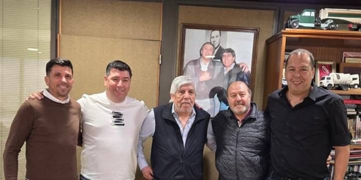 Hugo Moyano se mostró con un candidato a la CGT y los dos sectores en pugna pactaron bajar las tensiones