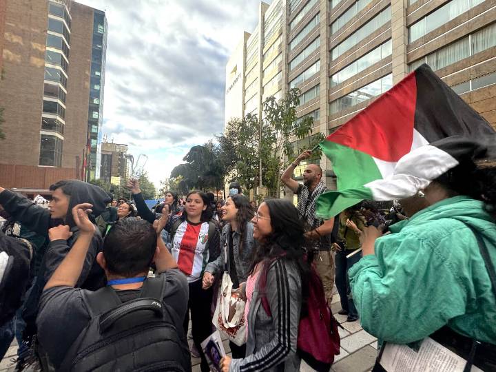 Pocos, pero ruidosos: adentro de la marcha proPalestina contra la Andi