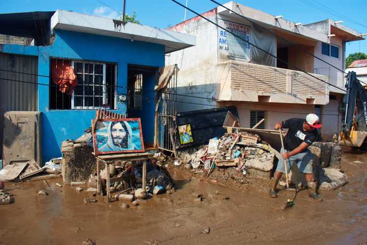 Ramírez Acuña critica manejo de crisis y reforma al amparo