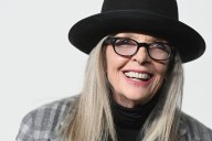 Diane Keaton (79 años): "Me levanto a las 6, tomo café y paseo con mi perra. Disfruto de mi cinta de correr, también del spinning. Y tomo montañas de suplementos"