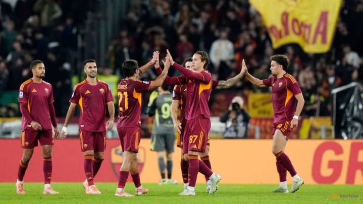 Roma hold firm against late Parma push to stay joint top