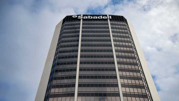 Directivos del Sabadell adquieren acciones del banco por 710.000 euros antes de que se conozca el resultado de la opa