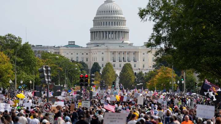 Miles de personas salen a las calles en Estados Unidos contra la política autoritaria de Trump bajo el lema 'No Kings'